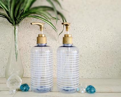 シャンプー類 詰め替えボトルブルー 詰め替えボトル,ポンプ,ポンプサイズの写真素材