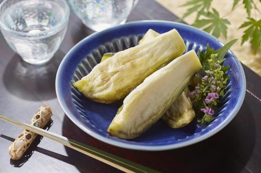 水ナスのぬか漬けと日本酒 水ナスのぬか漬けと日本酒 水茄子,ぬか漬け,漬物の写真素材