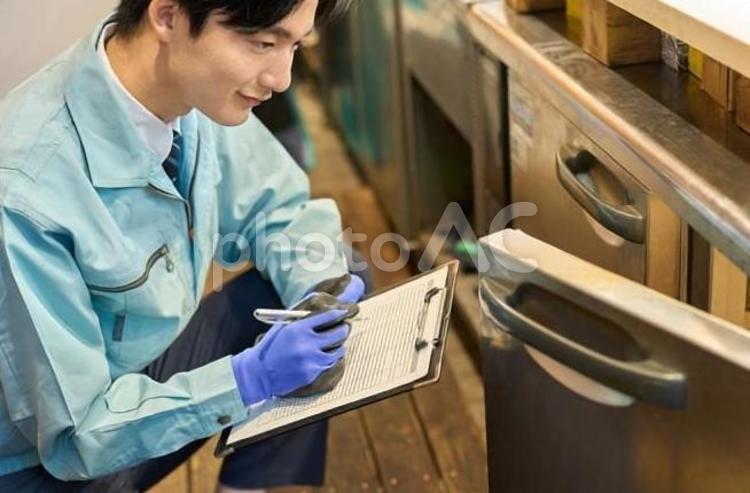 飲食店の冷蔵庫を確認する男性 飲食店,冷蔵庫,業務用の写真素材