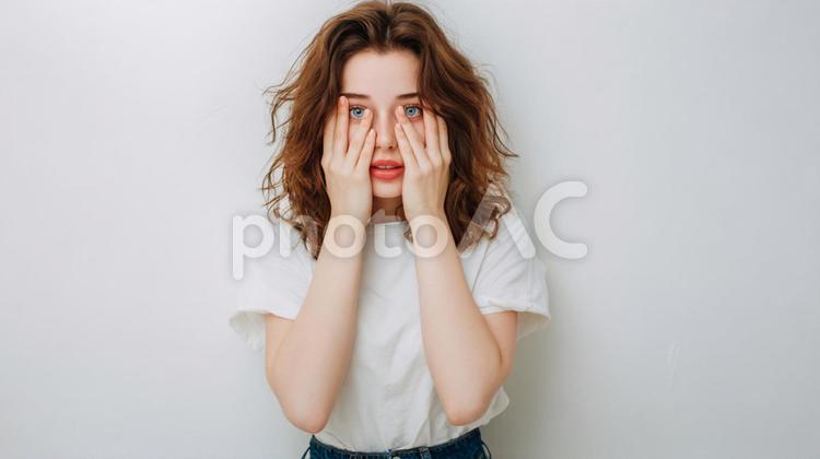 困惑した表情で顔に手を当てる女性 女性,女の子,若いの写真素材