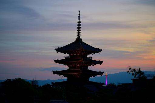 八坂の塔と京都タワー 八坂の塔と京都タワー 夕焼け,夕日,夕景の写真素材