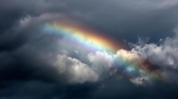 雲間の虹のイメージ 雲間の虹のイメージの写真