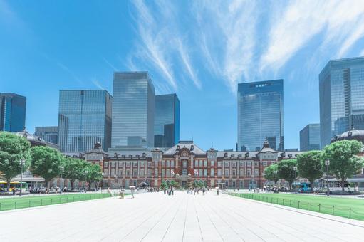 東京駅舎と八重洲の高層ビル群 東京駅舎と八重洲の高層ビル群 八重洲,東京駅舎,丸の内の写真素材