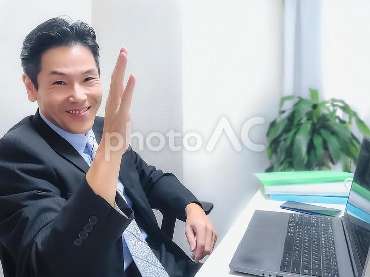 手をあげて微笑むビジネスマン 男性,ビジネス,ビジネススーツの写真素材