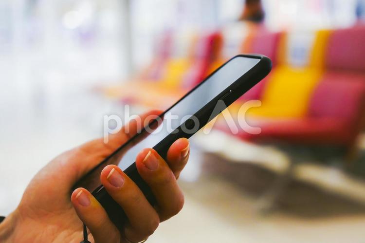 スマホを使用する手の写真 スマホ,スマートフォン,携帯の写真素材