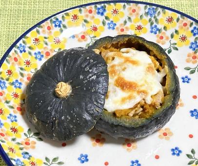 丸ごとかぼちゃの肉づめチーズ焼き 丸ごとかぼちゃの肉づめチーズ焼きの写真