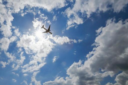 太陽と飛行機と青空 飛行機,太陽,空の写真素材