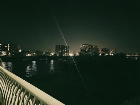 川の夜景 光の筋 川の夜景 光の筋の写真