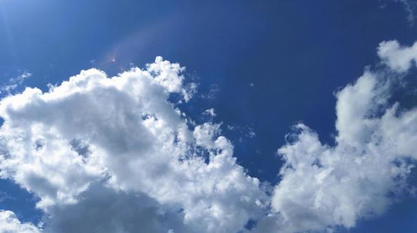 眩しい夏の空 眩しい夏の空 眩しい,夏,空の写真素材