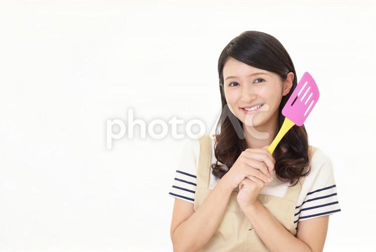 調理器具を持つ笑顔の女性 女性,女,笑顔の写真素材