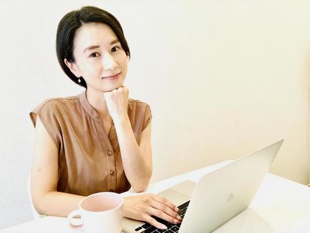 A woman who poses to think in front of a computer, female, laptop, work at home, JPG