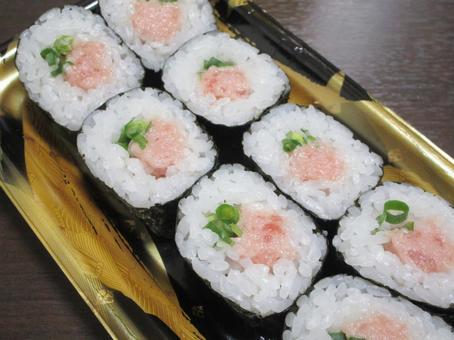 ねぎとろ巻(持ち帰り用太巻き寿司) ねぎとろ巻(持ち帰り用太巻き寿司) ねぎとろ巻,のり巻,太巻きの写真素材