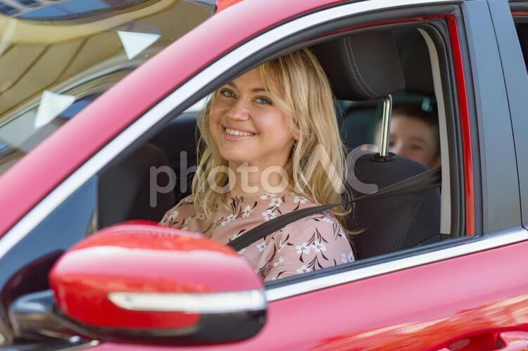 車の運転席のお母さん6 ドライブ,お母さん,女性の写真素材
