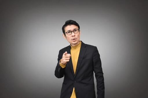 追及する男性 追及,指差す,糾弾の写真素材