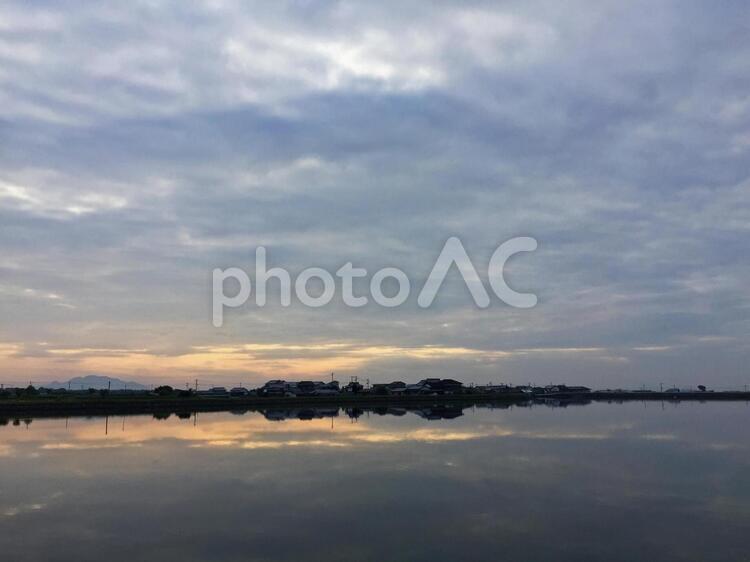 夕焼け　田舎の町並み 夕暮れ,夕陽,太陽の写真素材