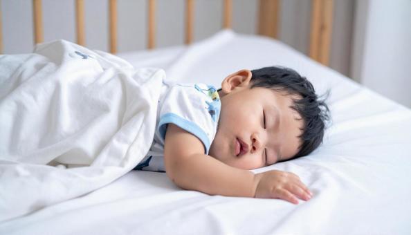 お昼寝する日本人の男の子の横顔 お昼寝する日本人の男の子の横顔の写真