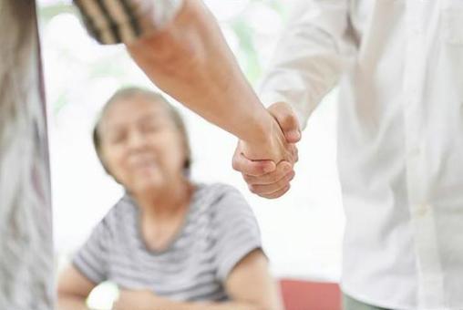 青年男女握手 青年男女握手