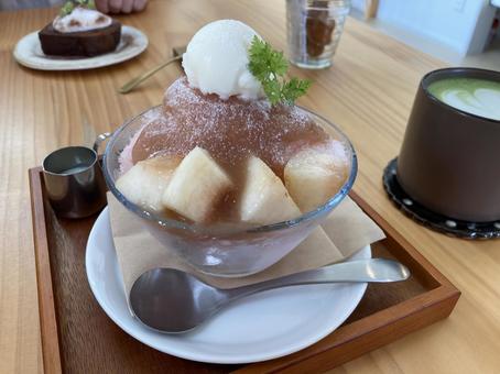バニラアイスと桃かき氷〜cafe かき氷,桃,バニラアイスの写真素材