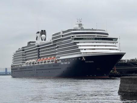 みなとみらい クルーズ船 みなとみらい クルーズ船 海,船,曇天の写真素材