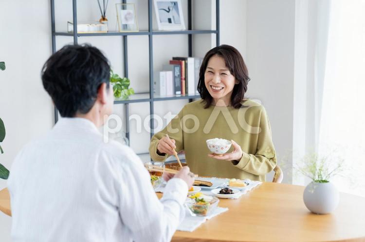 朝食を食べるミドルの夫婦 食事,食べる,夫婦の写真素材