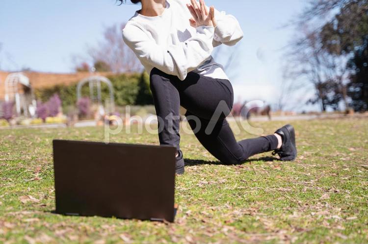 公園でヨガをする女性 スポーツ,エクササイズ,ボディーパーツの写真素材