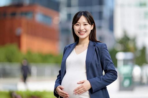 働く若い日本人の妊婦 働く若い日本人の妊婦の写真