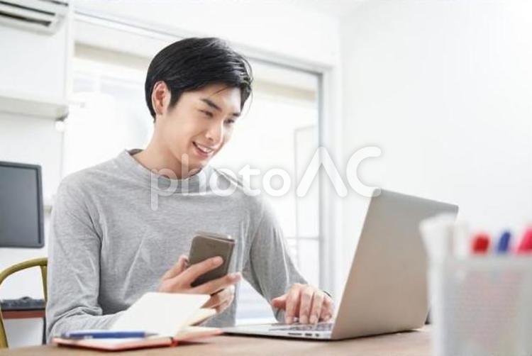 私服で在宅ワークをするビジネスマン 在宅ワーク,テレワーク,自宅の写真素材
