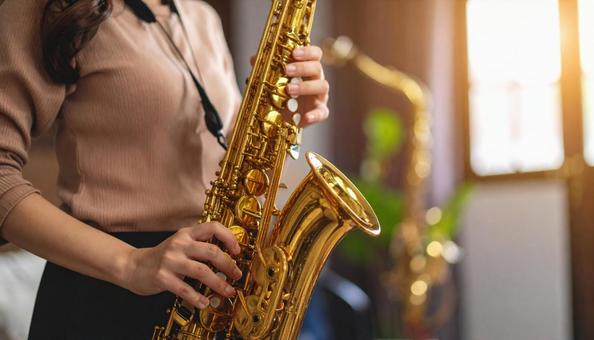 バリトンサックスを演奏する女性の写真