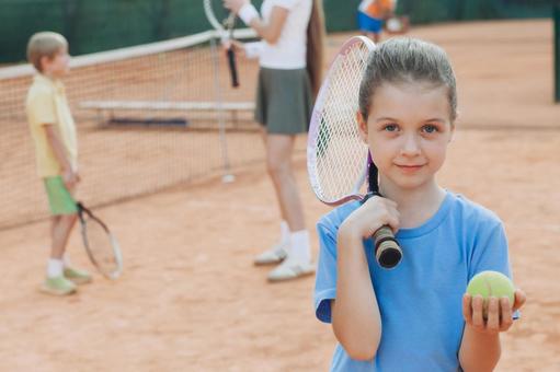 テニスボールを差し出す女の子 女の子,子供,テニスの写真素材