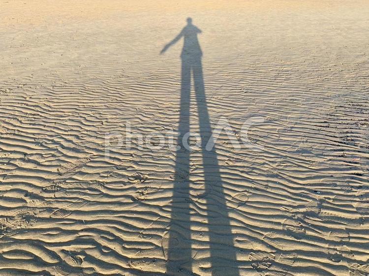 砂の上にある人の影 砂,人影,砂丘の写真素材