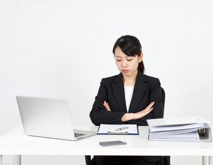 オフィスで困っているサラリーマン女性 オフィスで困っているサラリーマン女性の写真