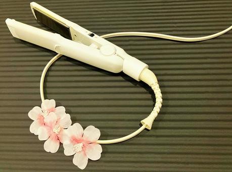 【美容家電】白のヘアアイロン ヘアアイロン,アイロン,ストレートの写真素材
