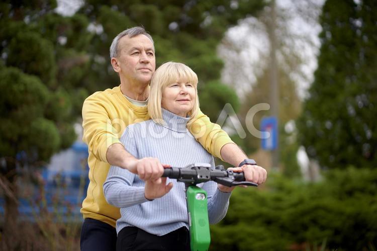 自転車を二人乗りする夫婦 男女,夫婦,元気の写真素材