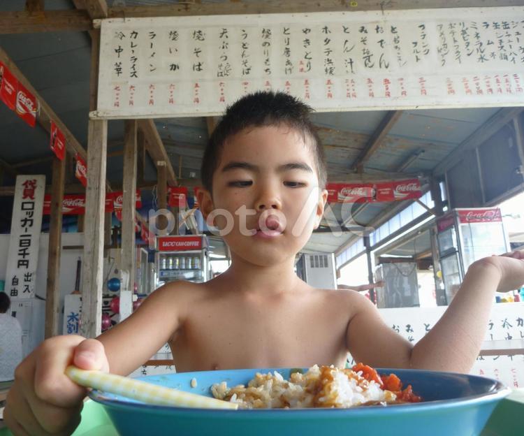 海の家　スプーンでカレーを食べる子供 シャワー,すぷーん,海の家の写真素材