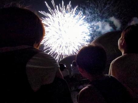 <素材>夏の夜空に打ちあがる花火 <素材>夏の夜空に打ちあがる花火の写真