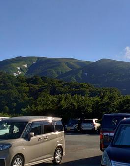 姥沢駐車場からの月山山頂(左側ピーク) 姥沢駐車場からの月山山頂(左側ピーク)の写真
