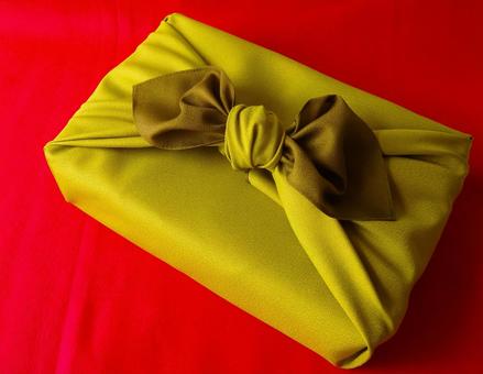 赤に添える　深く穏やかな緑の心遣い 風呂敷,包み,ギフトの写真素材