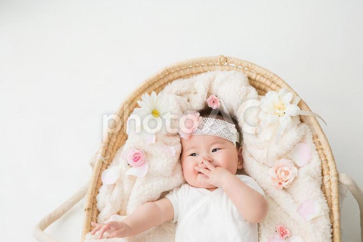 おもちゃの王冠をかぶる赤ちゃん（笑顔） クーハン,バスケット,赤ちゃんの写真素材