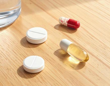 テーブルに並べられた薬の錠剤 テーブルに並べられた薬の錠剤の写真