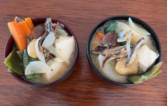 R7.10.3野菜等の具沢山みそ汁夫婦椀 R7.10.3野菜等の具沢山みそ汁夫婦椀 具沢山みそ汁,具だくさんみそ汁,オクラの写真素材