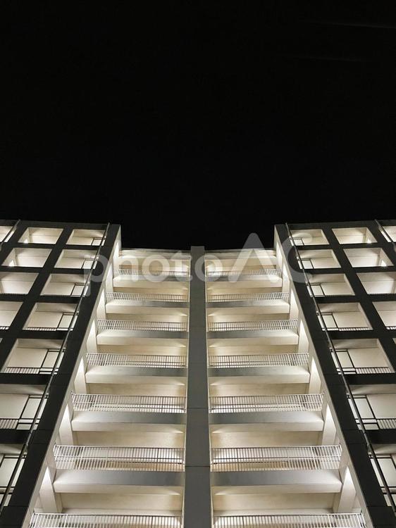 ライトアップされた夜のマンション マンション,ライトアップ,夜の写真素材