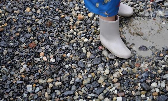水たまりと長靴を履いた子供の足元 子ども,こども,幼児の写真素材