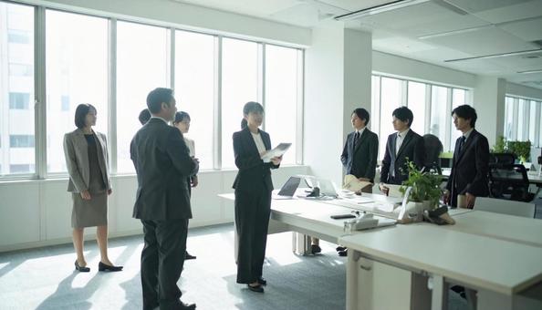 オフィスでの活気ある朝礼 オフィスでの活気ある朝礼の写真