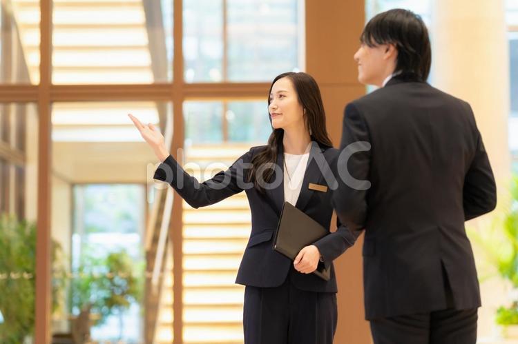 お客を案内するホテルマンの女性 フロント,ホテルマン,コンシェルジュの写真素材