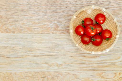 ざるに入ったミニトマトの写真