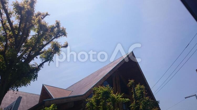 三角屋根と青い空 のどかな,三角屋根,屋根の写真素材