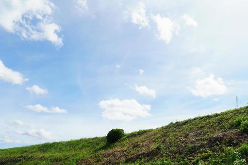 土手と空 土手と空の写真