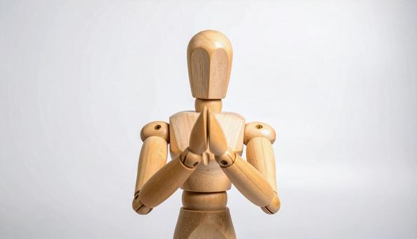 手をあわせてお願いしている人形 手をあわせてお願いしている人形の写真