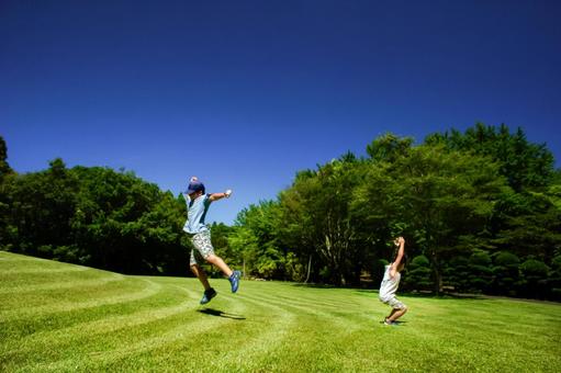 <人物>夏の公園で元気に遊ぶ仲良し兄弟 <人物>夏の公園で元気に遊ぶ仲良し兄弟 兄弟,子供,男性の写真素材