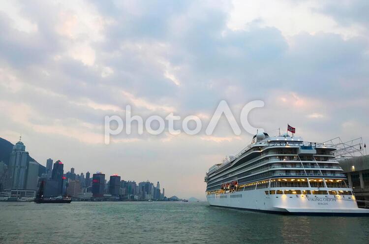 香港と豪華客船 香港,豪華客船,大型フェリーの写真素材